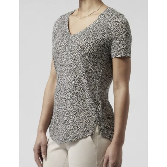 Athleta Breezy Scoop V-Neck Tee Micro Cheetah Magnolia White - Picture 1 of 5